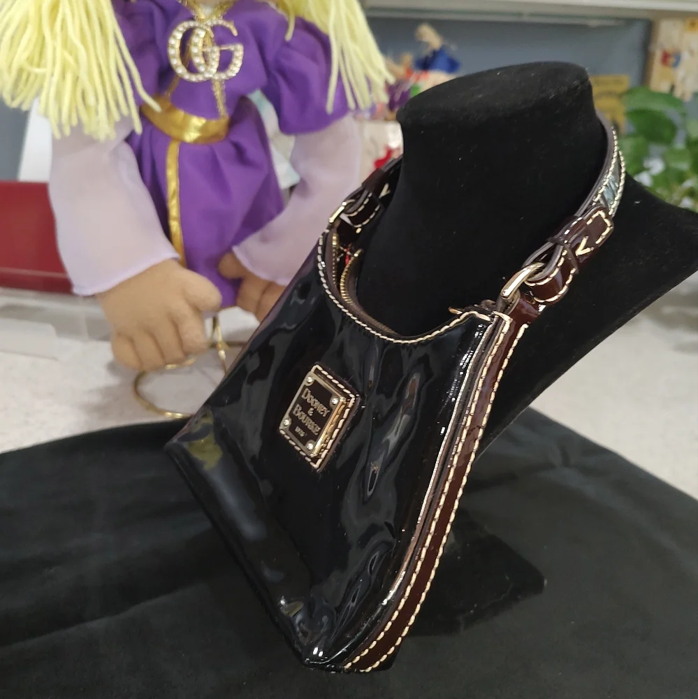 Mini Dooney & Bourke 🖤 patent leather hand bag contrast stitching - Picture 7 of 10